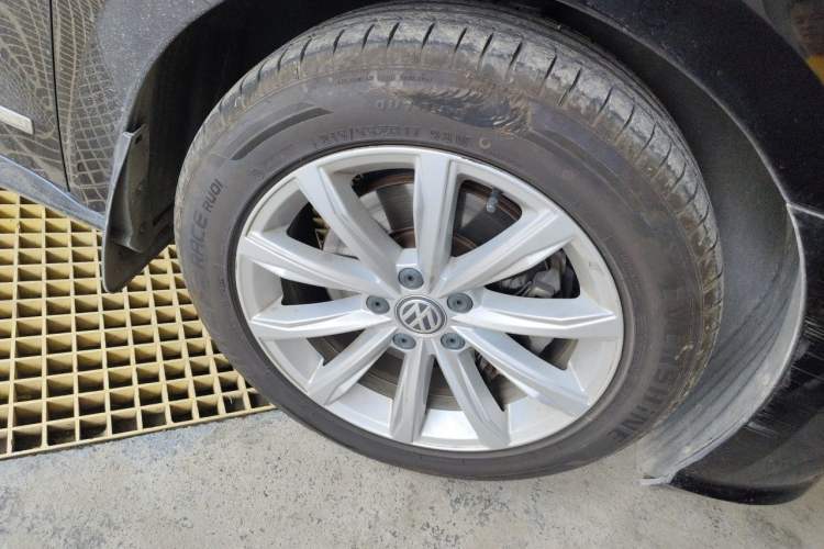 Used Volkswagen Passat 2017 330TSI DSG Luxury Edition Right Front Wheel Hub