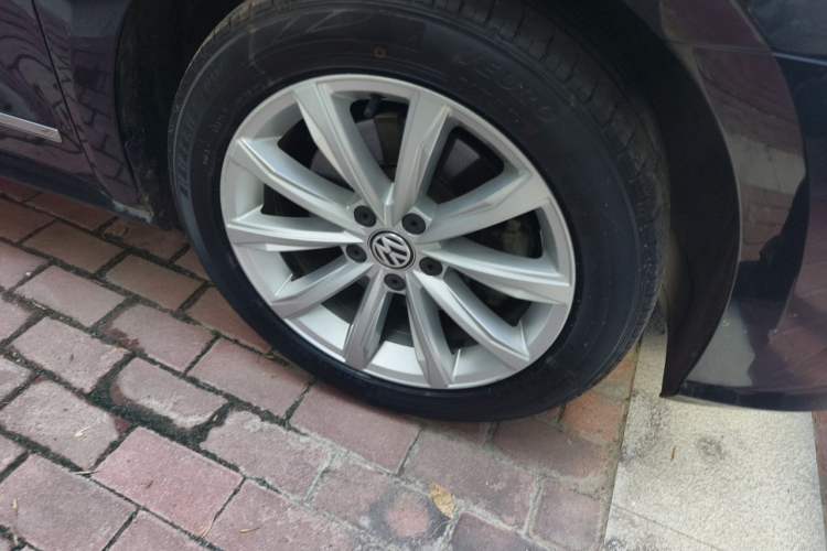 Used Volkswagen Passat 2017 330TSI DSG Luxury Edition Right Front Wheel Hub
