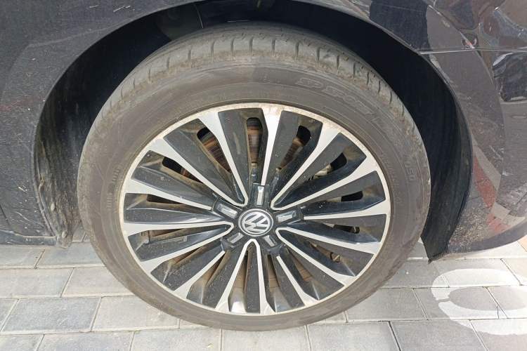 Used Volkswagen Passat 2017 330TSI DSG Prestige Edition Right Front Wheel Hub