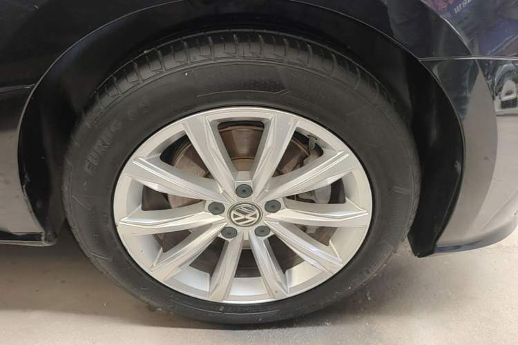 Used Volkswagen Passat 2017 330TSI DSG Luxury Edition Right Front Wheel Hub