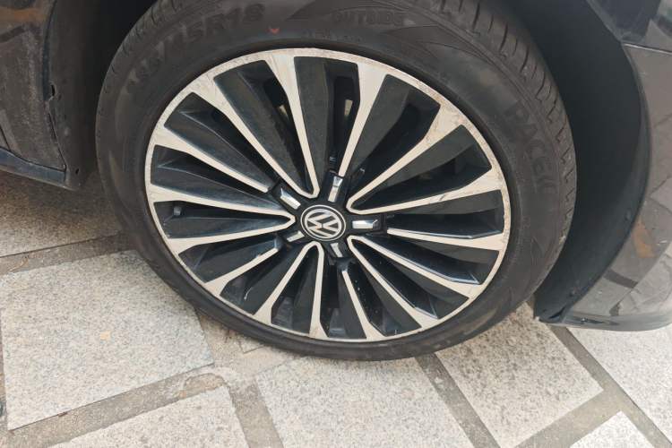 Used Volkswagen Passat 2017 330TSI DSG Luxury Edition Right Front Wheel Hub