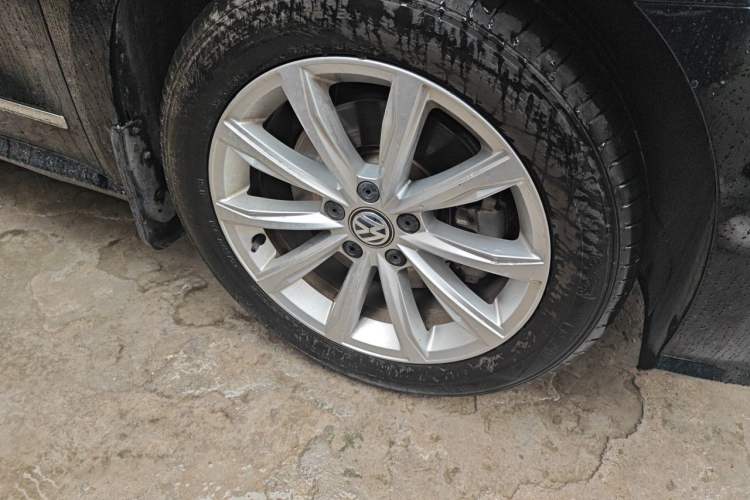 Used Volkswagen Passat 2017 330TSI DSG Luxury Edition Right Front Wheel Hub