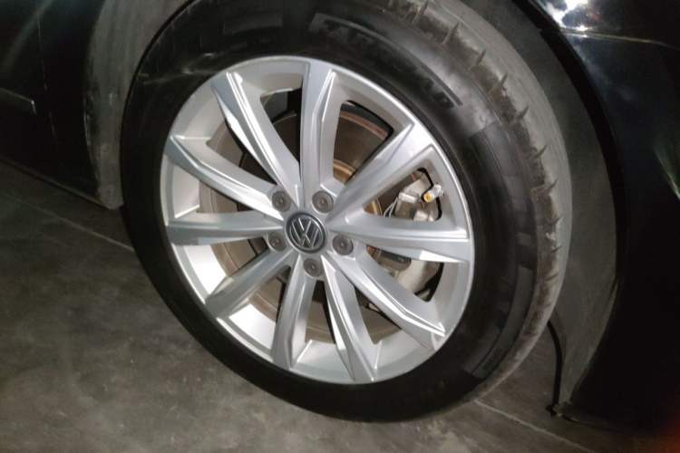 Used Volkswagen Passat 2017 330TSI DSG Luxury Edition Right Front Wheel Hub