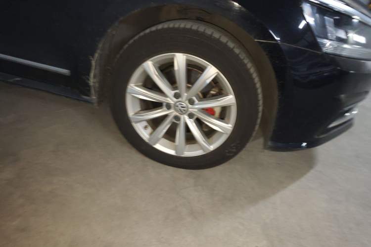 Used Volkswagen Passat 2017 330TSI DSG Luxury Edition Right Front Wheel Hub