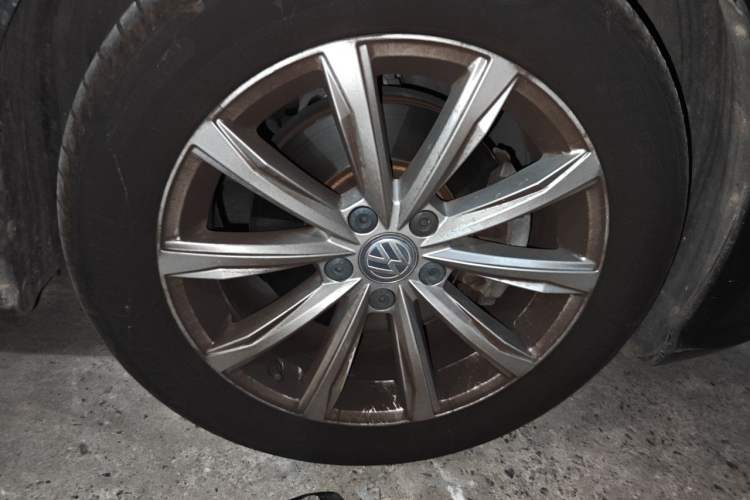 Used Volkswagen Passat 2017 330TSI DSG Luxury Edition Right Front Wheel Hub