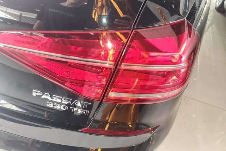 Used Volkswagen Passat 2017 330TSI DSG Luxury Edition Right Rear Taillight