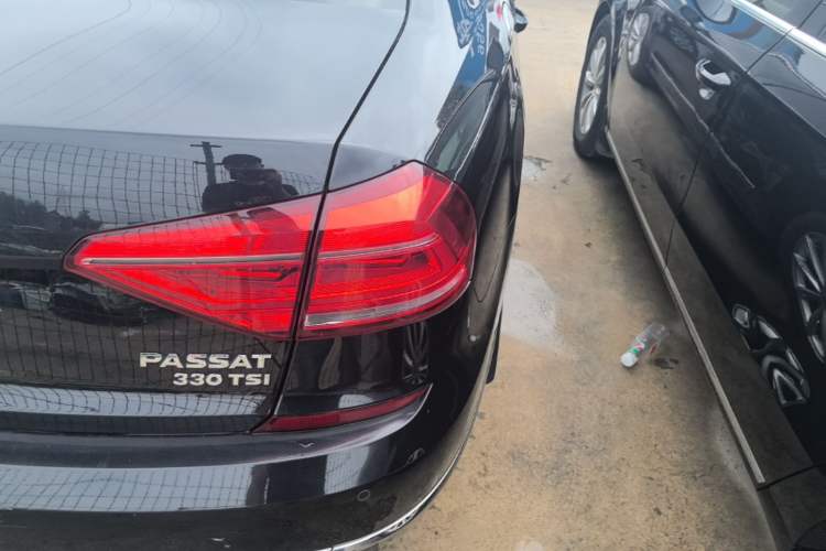 Used Volkswagen Passat 2017 330TSI DSG Luxury Edition Right Rear Taillight