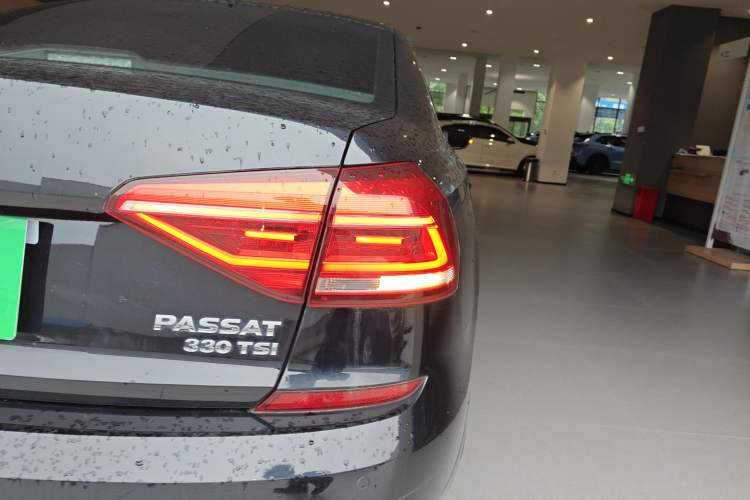 Used Volkswagen Passat 2017 330TSI DSG Luxury Edition Right Rear Taillight