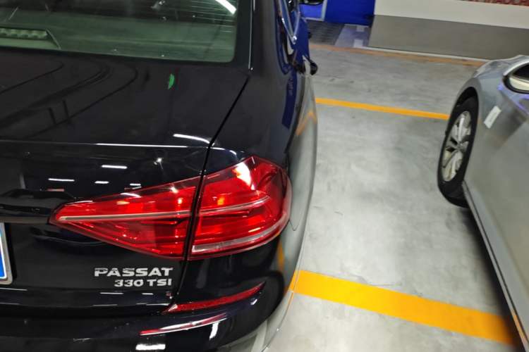 Used Volkswagen Passat 2017 330TSI DSG Luxury Edition Right Rear Taillight