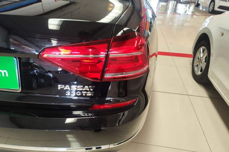 Used Volkswagen Passat 2017 280TSI DSG Luxury Edition Right Rear Taillight