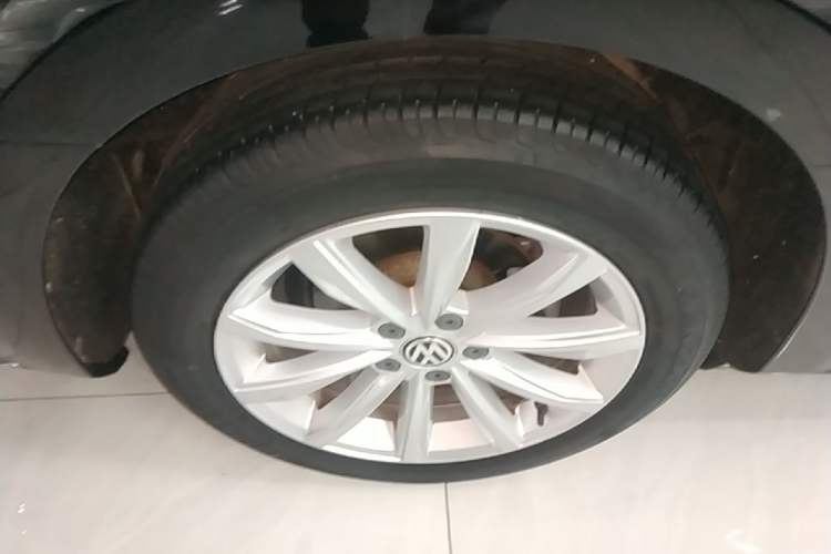 Used Volkswagen Passat 2017 330TSI DSG Luxury Edition Right Rear Wheel Hub