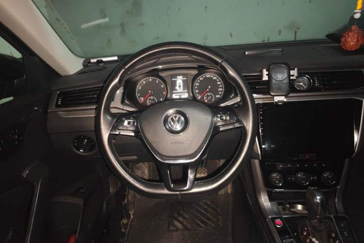 Used Volkswagen Passat 2017 280TSI DSG Luxury Edition Steering Wheel