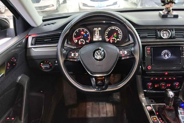 Used Volkswagen Passat 2017 330TSI DSG Luxury Edition Steering Wheel