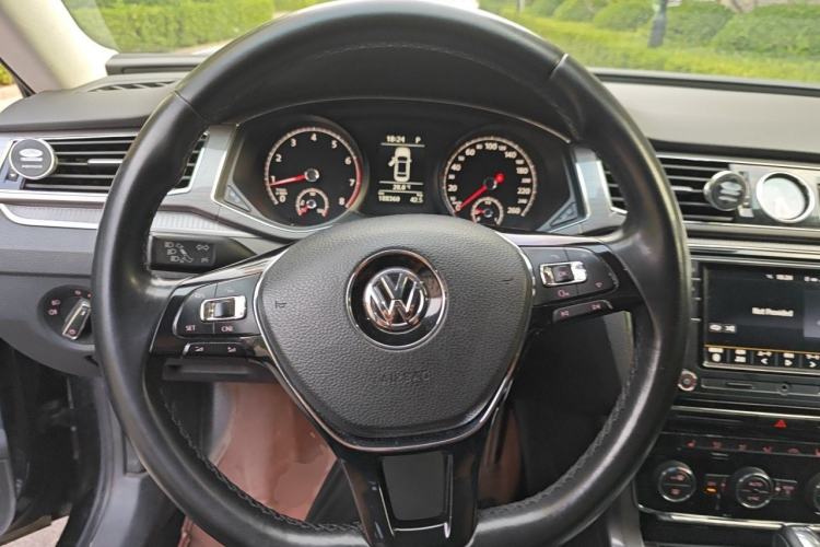 Used Volkswagen Passat 2017 330TSI DSG Luxury Edition Steering Wheel