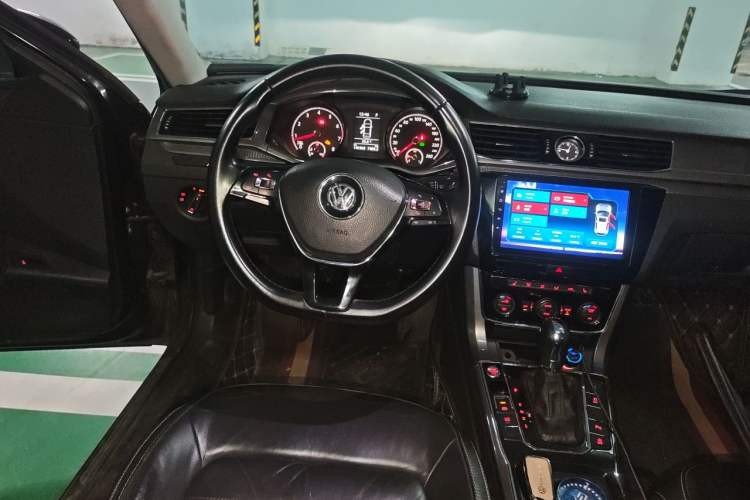 Used Volkswagen Passat 2017 330TSI DSG Luxury Edition Steering Wheel