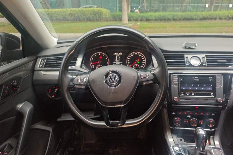 Used Volkswagen Passat 2017 330TSI DSG Luxury Edition Steering Wheel