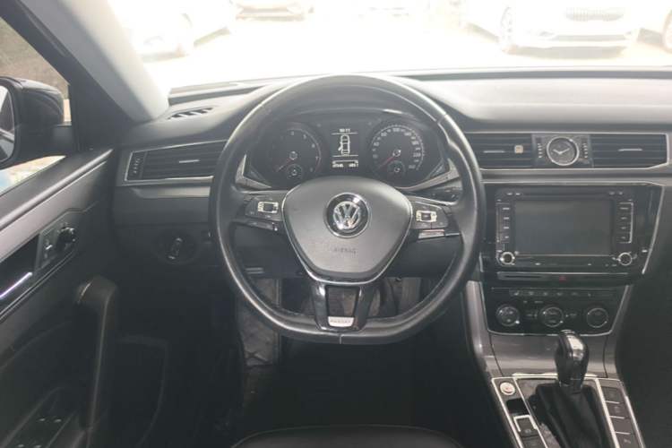 Used Volkswagen Passat 2017 330TSI DSG Luxury Edition Steering Wheel