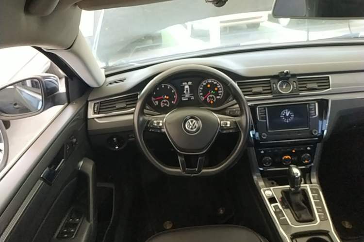 Used Volkswagen Passat 2017 330TSI DSG Luxury Edition Steering Wheel