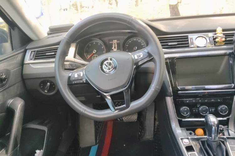 Used Volkswagen Passat 2017 330TSI DSG Luxury Edition Steering Wheel