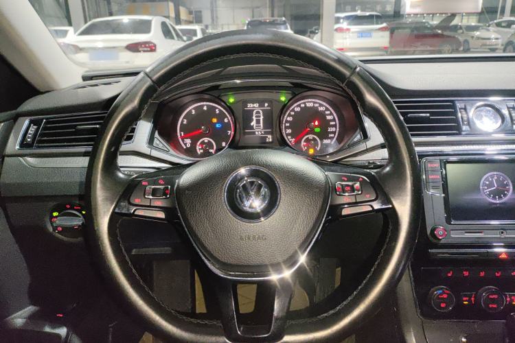 Used Volkswagen Passat 2017 330TSI DSG Luxury Edition Steering Wheel