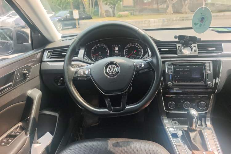 Used Volkswagen Passat 2017 330TSI DSG Luxury Edition Steering Wheel