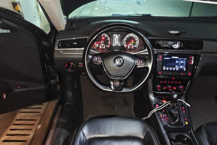 Used Volkswagen Passat 2017 330TSI DSG Luxury Edition Steering Wheel