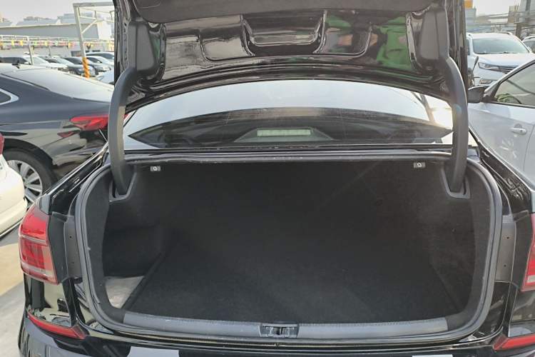 Used Volkswagen Passat 2017 330TSI DSG Luxury Edition Trunk