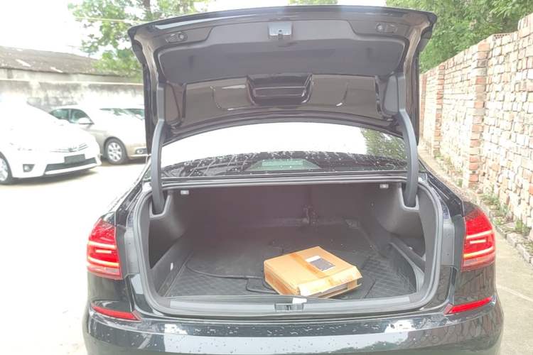 Used Volkswagen Passat 2017 330TSI DSG Luxury Edition Trunk