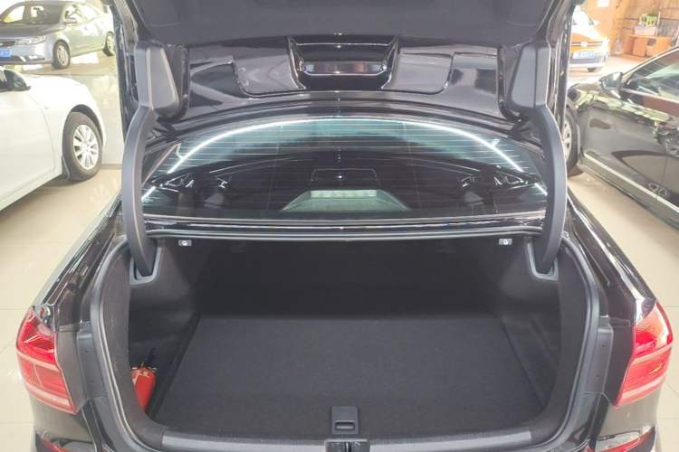 Used Volkswagen Passat 2017 330TSI DSG Luxury Edition Trunk