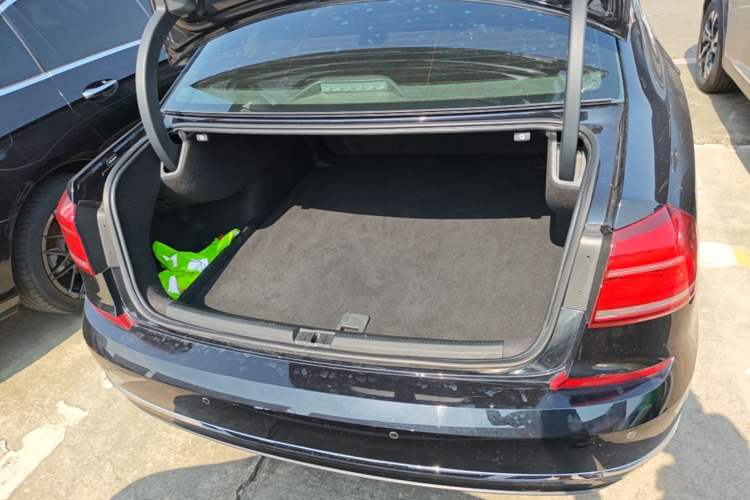 Used Volkswagen Passat 2017 330TSI DSG Luxury Edition Trunk