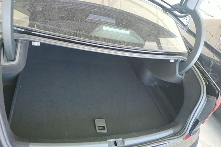 Used Volkswagen Passat 2017 330TSI DSG Luxury Edition Trunk