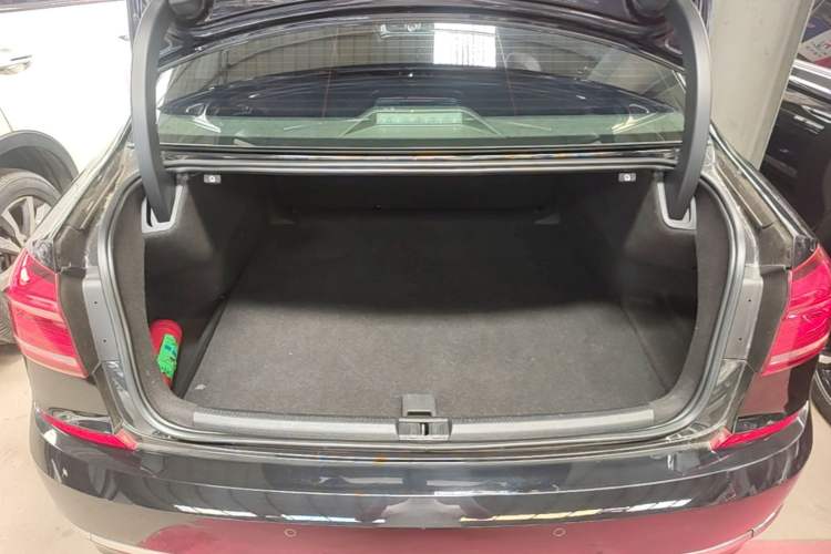 Used Volkswagen Passat 2017 330TSI DSG Luxury Edition Trunk
