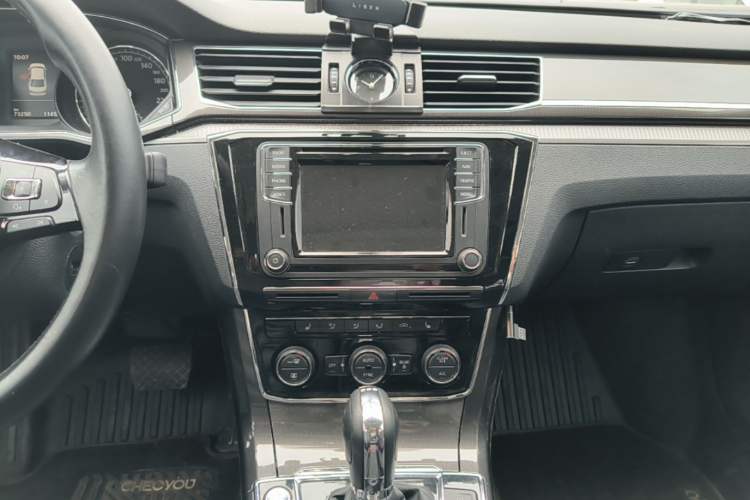 Used Volkswagen Passat 2017 330TSI DSG Prestige Edition Audio And AC Panel