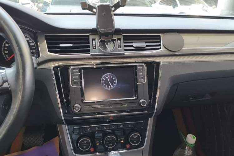 Used Volkswagen Passat 2017 330TSI DSG Luxury Edition Audio And AC Panel
