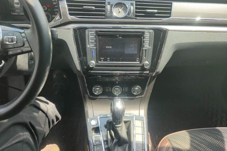 Used Volkswagen Passat 2017 330TSI DSG Prestige Edition Audio And AC Panel