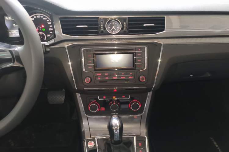 Used Volkswagen Passat 2017 280TSI DSG Luxury Edition Audio And AC Panel