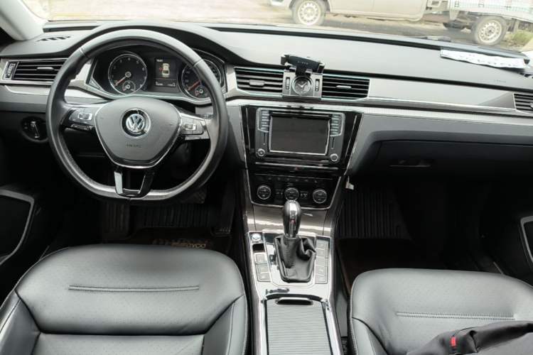 Used Volkswagen Passat 2017 330TSI DSG Prestige Edition Center Console