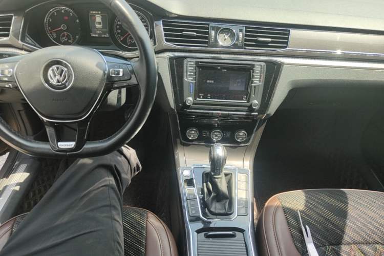 Used Volkswagen Passat 2017 330TSI DSG Prestige Edition Center Console