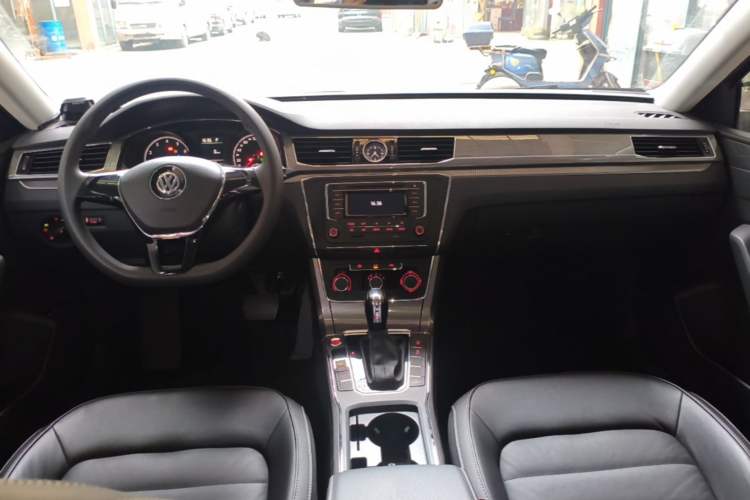 Used Volkswagen Passat 2017 280TSI DSG Luxury Edition Center Console