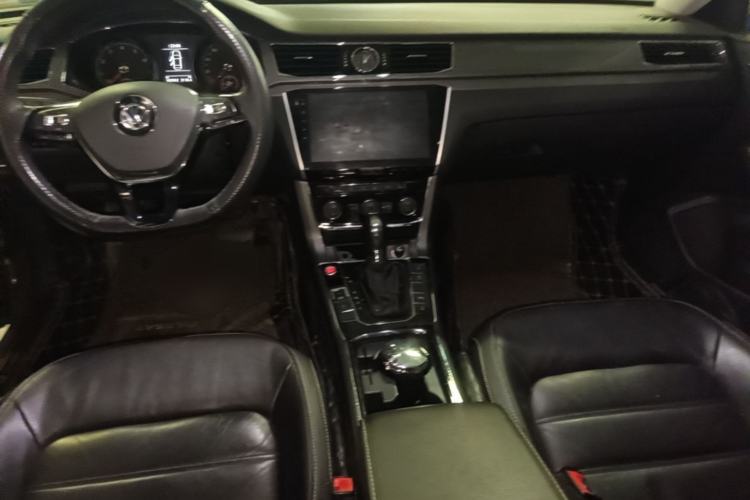 Used Volkswagen Passat 2017 280TSI DSG Luxury Edition Center Console