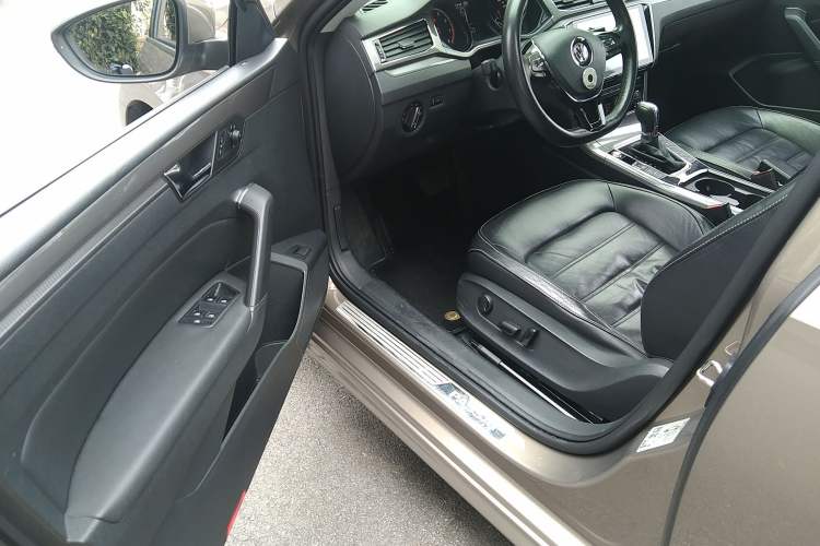 Used Volkswagen Passat 2017 330TSI DSG Luxury Edition Driver Seat