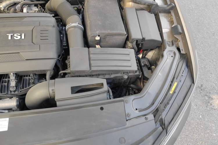 Used Volkswagen Passat 2017 330TSI DSG Luxury Edition Engine Bay Left
