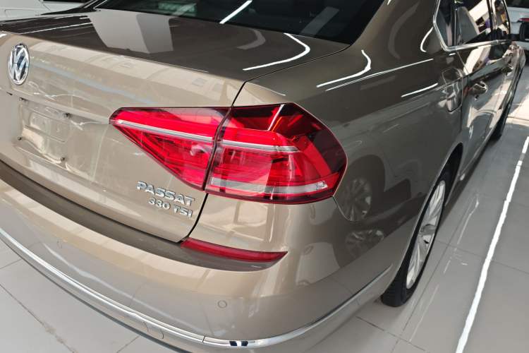 Used Volkswagen Passat 2017 330TSI DSG Luxury Edition Exterior 3