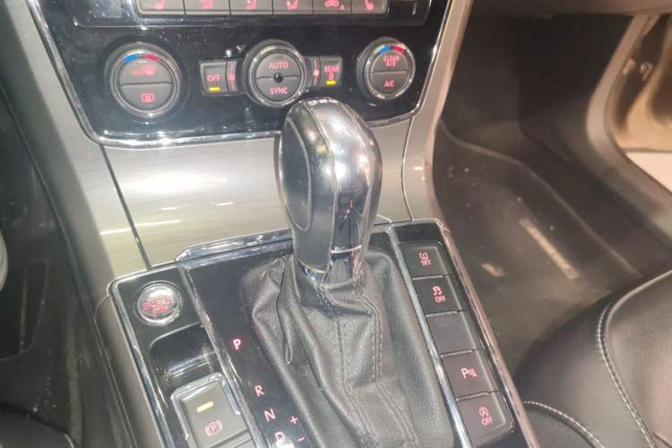 Used Volkswagen Passat 2017 330TSI DSG Luxury Edition Gear Lever