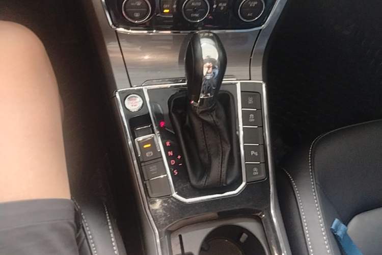 Used Volkswagen Passat 2017 280TSI DSG Luxury Edition Gear Lever