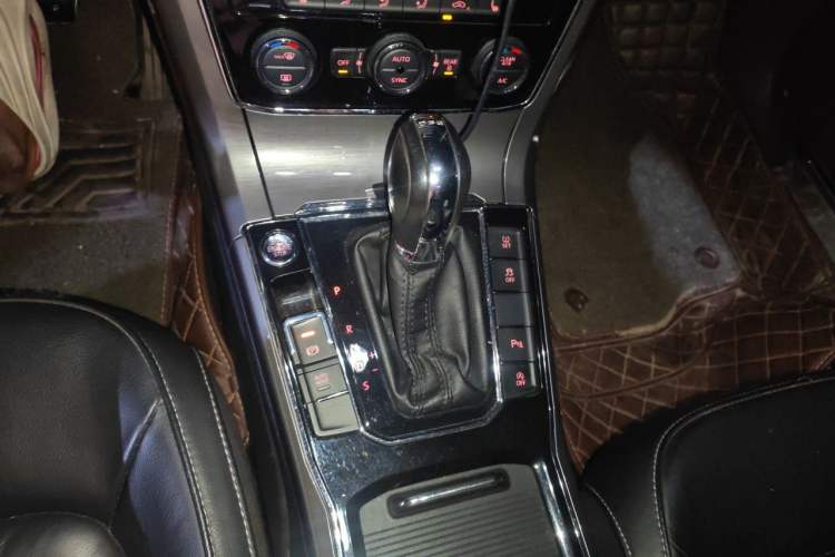 Used Volkswagen Passat 2017 280TSI DSG Luxury Edition Gear Lever