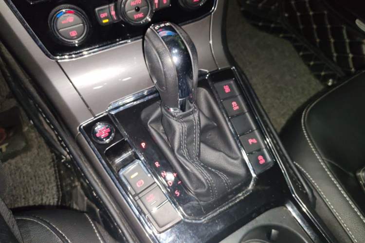 Used Volkswagen Passat 2017 330TSI DSG Luxury Edition Gear Lever