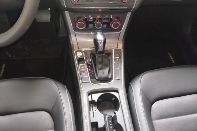 Used Volkswagen Passat 2017 280TSI DSG Luxury Edition Gear Lever
