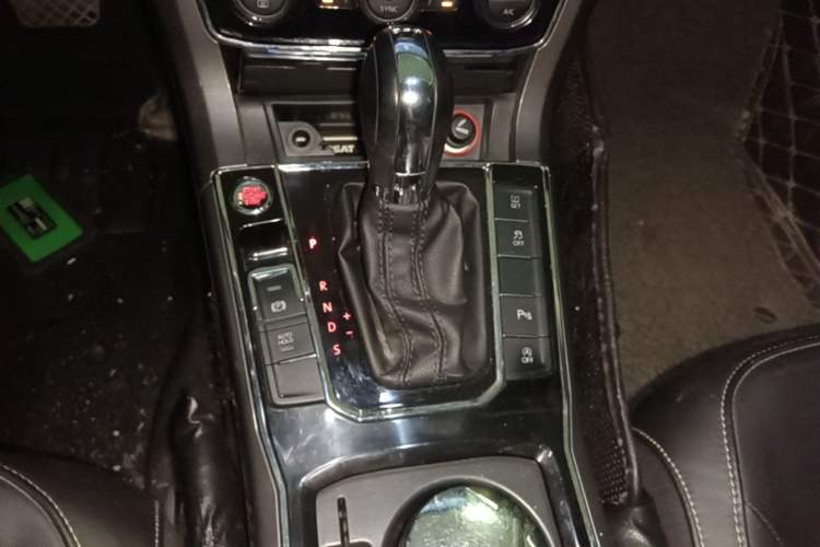 Used Volkswagen Passat 2017 280TSI DSG Luxury Edition Gear Lever