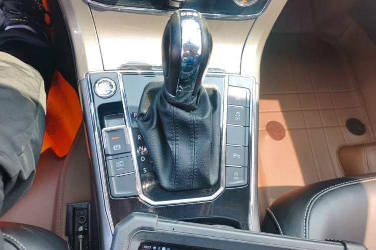 Used Volkswagen Passat 2017 330TSI DSG Luxury Edition Gear Lever